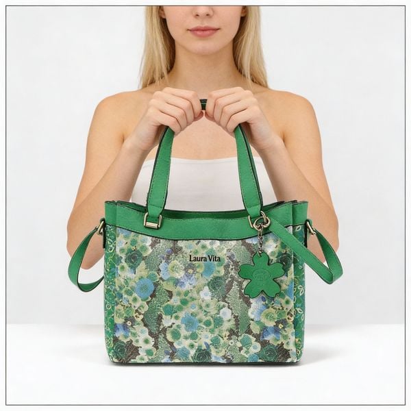 Torebka damska Laura Vita, z materiału syntetycznego z ozdobnym wzorem kwiatowym krótkie uchwyty do noszenia w dłoni regulowany pasek na ramię dekora. Zielone listonoszki LAURA VITA, bez wzorów, z materiału, na ramię, bez dodatków. Za 287,90 zł.