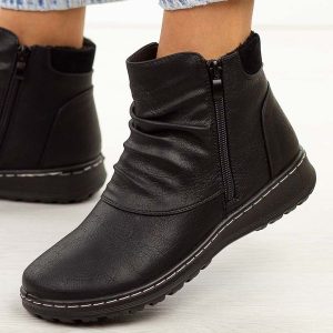 Czarne botki damskie Vinceza 87725. Czarne botki VINCEZA, na jesień, bez wzorów, ze skóry, z okrągłym noskiem, bez obcasa, bez zapięcia. Za 159,00 zł.