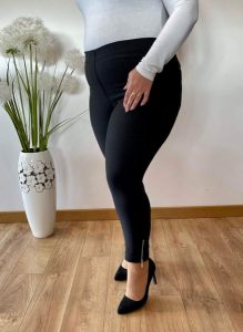 Czarne spodnie chinosy Nina z zamkami 7/8 PLUS SIZE XXL. Czarne chinosy Nasi partnerzy, bez wzorów, z elastanu, krótkie. Za 159,90 zł.
