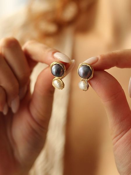 Pierres delicates Pozłacane kolczyki-wkrętki z perłami i masą perłową rozmiar: onesize. Białe kolczyki Pierres delicates, z perłą, pozłacane. Za 52,99 zł.