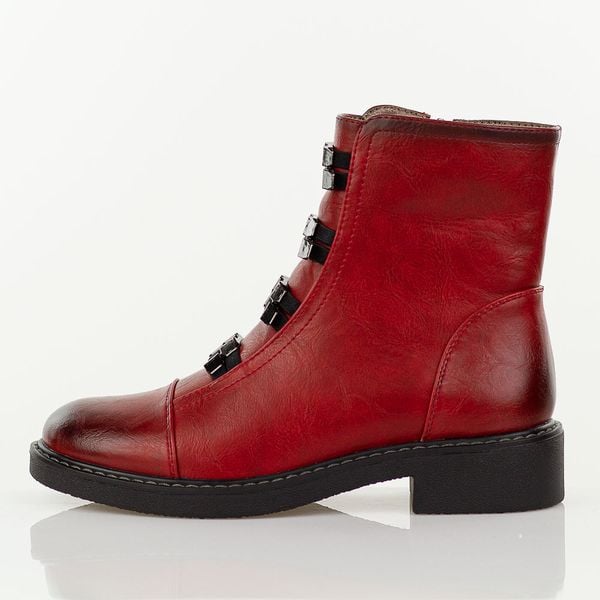 Czerwone płaskie botki damskie M.Daszyński Sa252-16. Czerwone botki M.Daszyński, na jesień, bez wzorów, ze skóry, bez obcasa, na obcasie, bez zapięcia. W wyprzedaży za 217,55 zł.