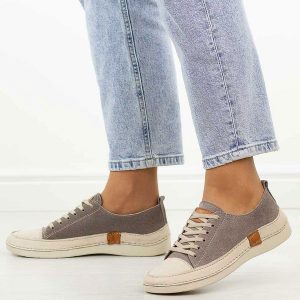 Beżowe nubuk skórzane półbuty damskie T.Sokolski 8260. Brązowe półbuty Sokolski, na jesień, bez wzorów, z jeansu, z okrągłym noskiem, bez obcasa, na płaskiej podeszwie, bez zapięcia. Za 299,00 zł.