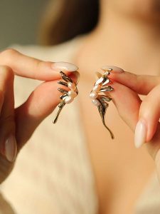 Pierres delicates Pozłacane kolczyki-wkrętki z perłami rozmiar: onesize. Różowe kolczyki Pierres delicates, z perłą, pozłacane. Za 52,99 zł.