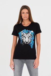 GUESS Czarny t-shirt z printem. Czarne t-shirty Guess, s, z aplikacjami, z bawełny, bez kołnierzyka, bez ramiączek. W wyprzedaży za 207,99 zł.