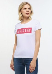 MUSTANG ALINA C DAMSKI T-SHIRT KOSZULKA LOGO NADRUK GENERAL WHITE 1013220 2045. Białe bluzki Mustang, l, bez wzorów, bez kołnierzyka, bez ramiączek. Za 99,99 zł.