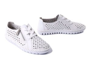 RIEKER M2300-80 white, półbuty damskie. Białe półbuty Rieker, na lato, bez wzorów, bez obcasa, bez zapięcia. Za 339,90 zł.
