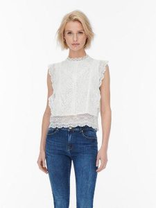 ONLY Bluzka "Karo" w kolorze białym rozmiar: M. Białe bluzki ONLY, m, bez wzorów, z koronki, bez kołnierzyka, bez ramiączek. Za 100,52 zł.