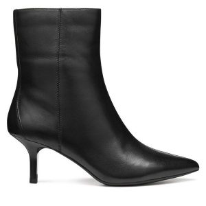 Botki Geox. Czarne botki Geox, bez wzorów, bez obcasa, na szpilce, bez zapięcia. Za 539,99 zł.