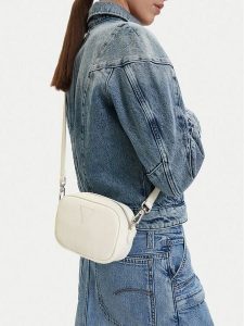 Guess Jeans Torebka CWBEO-GUESS-B-012-09 Écru. Białe torebki klasyczne Guess Jeans, z aplikacjami, z jeansu, bez dodatków. Za 199,99 zł.