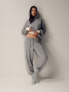 4F Bluza dresowa loose z kapturem damska - szara M. Szare bluzy 4f, m, bez wzorów, z dresówki, z kapturem. Za 189,99 zł.