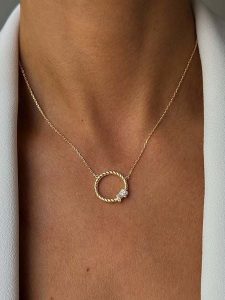 Les Favorites Pozłacany naszyjnik z elementem ozdobnym - dł. 40 cm rozmiar: onesize. Żółte naszyjniki Les Favorites, z cyrkonią, pozłacane. Za 108,99 zł.