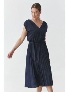 TATUUM Sukienka w kolorze granatowym rozmiar: XL. Niebieskie sukienki Tatuum, xl, bez wzorów, z tkaniny, bez kołnierzyka, bez ramiączek, midi. Za 196,24 zł.