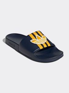 Adidas Klapki w kolorze granatowo-żółtym rozmiar: 42. Niebieskie klapki ADIDAS, bez wzorów, z otwartym noskiem, bez obcasa. Za 140,53 zł.