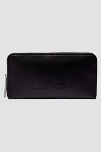 CALVIN KLEIN Duży czarny damski portfel na zamek. Czarne portfele Calvin Klein, bez wzorów, ze skóry ekologicznej. W wyprzedaży za 239,99 zł.