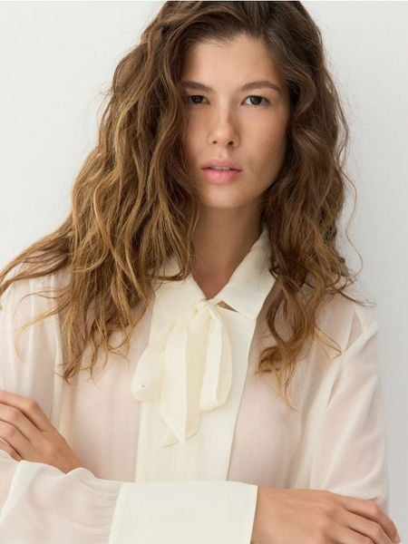 Jedwabna koszula z wiązaniem - złamana biel. Koszule Reserved, l, bez wzorów, z jedwabiu, bez kołnierzyka, bez ramiączek. Za 359,99 zł.