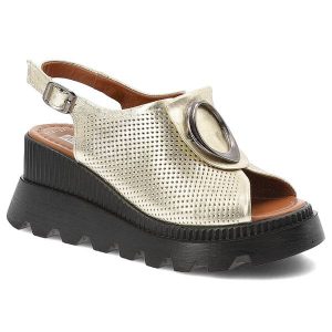 Sandały damskie Artiker, ze skóry naturalnej na koturnie z ozdobą ze sprzączką, złote, 56C0109. Żółte sandały ARTIKER, z aplikacjami, ze skóry, bez obcasa, na koturnie, bez zapięcia. Za 229,00 zł.