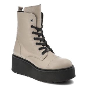 Beżowe Botki Karino Stylowe Buty Damskie Na Platformie. Brązowe botki Karino, bez wzorów, ze skóry, bez obcasa, na obcasie, bez zapięcia. Za 499,00 zł.