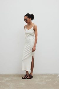 Sukienka na ramiączkach z prążkowanej dzianiny w kolorze ECRU - CARMEN MAXI-M/L. Sukienki Marsala, l, bez wzorów, z bawełny, bez kołnierzyka, bez ramiączek, maxi. Za 249,90 zł.