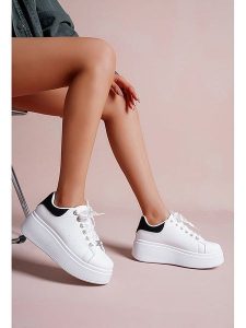 Foreverfolie Sneakersy w kolorze biało-czarnym rozmiar: 38. Białe trampki Foreverfolie, bez wzorów, bez zapięcia. Za 114,17 zł.