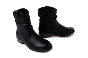 RIEKER Z6883-00 black, botki damskie. Czarne botki Rieker, na zimę, bez wzorów, z polaru, bez obcasa, na obcasie, bez zapięcia. Za 399,90 zł.