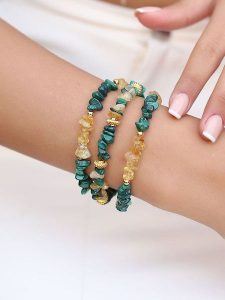 Pierres de Jade Pozłacana bransoletka z elementami ozdobnymi rozmiar: onesize. Zielone bransoletki Pierres de Jade, z cytrynem, pozłacane. Za 43,99 zł.