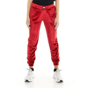 Spodnie dresowe na co dzień na siłownię. Czerwone spodnie dresowe LEONE 1947 APPAREL, bez wzorów, z dresówki. W wyprzedaży za 134,57 zł.