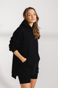 BLUZA LONI CZARNA One size - Flawless. Czarne bluzy Flawless, bez wzorów, z bawełny, bez kaptura. Za 360,00 zł.