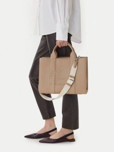 KARL LAGERFELD Torebka B1W30041 Brązowy. Brązowe torebki klasyczne KARL LAGERFELD, bez wzorów, ze skóry, bez dodatków. Za 679,99 zł.