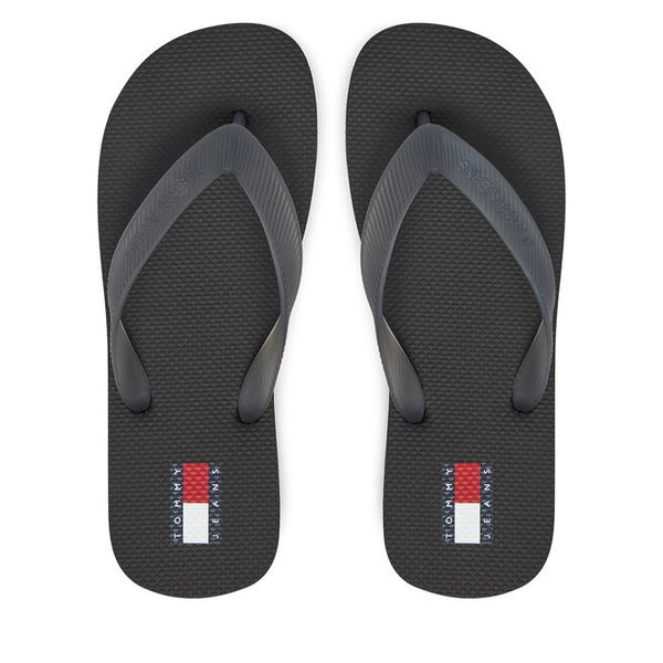 Japonki Tommy Jeans. Czarne klapki Tommy Jeans, bez wzorów, z jeansu, bez obcasa. Za 79,99 zł.