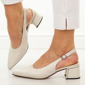 Skórzane Wt czółenka damskie Cambell 98335. Białe czółenka Cambell, bez wzorów, ze skóry, bez obcasa, na obcasie, bez zapięcia. W wyprzedaży za 210,32 zł.