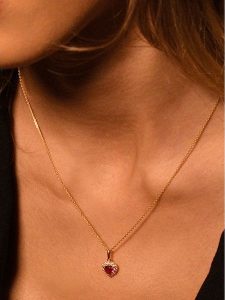 OR ÉCLAT Złota zawieszka z cyrkoniami rozmiar: onesize. Różowe zawieszki OR ÉCLAT, z cyrkonią, złote. Za 304,99 zł.