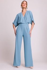 Elegancki kombinezon damski z kopertowym dekoltem niebieski. Niebieskie kombinezony Stylove, l, bez wzorów, z tkaniny, eleganckie, bez kołnierzyka, bez ramiączek, krótkie. Za 489,00 zł.