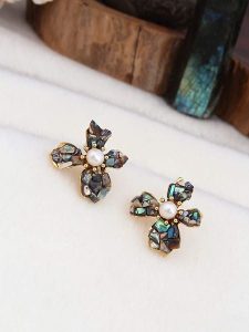 Pierres de Jade Pozłacane kolczyki-wkrętki z perłami rozmiar: onesize. Białe kolczyki Pierres de Jade, z perłą, pozłacane. Za 60,99 zł.