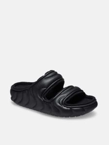 Crocs Klapki "Classic Cozzzy Overpuff" w kolorze czarnym rozmiar: 45/46. Czarne klapki Crocs, bez wzorów, z materiału, z otwartym noskiem, bez obcasa. Za 135,49 zł.