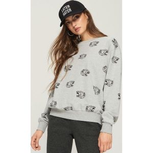 Bluza z nadrukiem all over - Jasny szar. Szare bluzy marki Sinsay, z nadrukiem. W wyprzedaży za 29,99 zł.