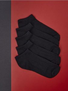Skarpetki 5 pack - czarny. Czarne skarpetki Sinsay, bez wzorów. Za 9,99 zł.