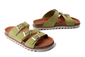 DR. BRINKMANN 700684-71 hellgrun, klapki damskie. Zielone klapki Dr. Brinkmann, bez wzorów, ze skóry, bez obcasa. Za 279,92 zł.
