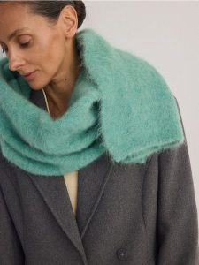 Gładki szalik z alpaki - miętowy. Zielone szaliki Reserved, bez wzorów. W wyprzedaży za 159,99 zł.