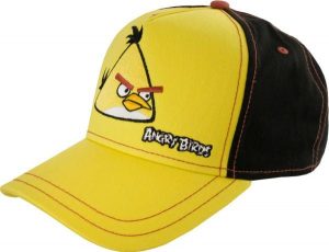 Żółta czapka Angry Birds. Czarne czapki Erima, bez wzorów, z bawełny. Za 149,99 zł.