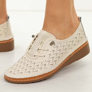 Beżowe ażurowane skórzane półbuty damskie T.Sokolski 26-78. Brązowe półbuty Sokolski, na jesień, bez wzorów, z jeansu, z okrągłym noskiem, bez obcasa, na płaskiej podeszwie, bez zapięcia. Za 239,00 zł.