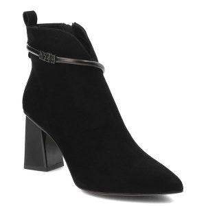 Czarne Botki Cambell Eleganckie Zamszowe Obuwie Damskie. Czarne botki Cambell, bez wzorów, z zamszu, bez obcasa, na obcasie, bez zapięcia. Za 329,00 zł.
