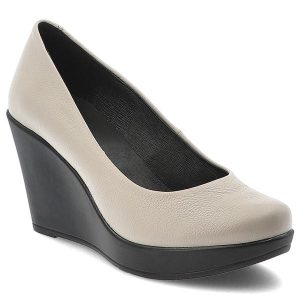 Beżowe Czółenka Karino Eleganckie Obuwie Damskie Na Koturnie. Brązowe czółenka Karino, bez wzorów, bez obcasa, na koturnie, bez zapięcia. Za 369,00 zł.