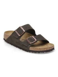 Birkenstock Skórzane klapki "Arizona" w kolorze brązowym rozmiar: 46. Brązowe klapki Birkenstock, bez wzorów, ze skóry, z otwartym noskiem, bez obcasa. Za 426,06 zł.