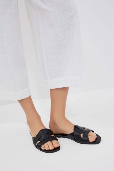 Klapki na płaskiej podeszwie. Klapki MOODO, bez wzorów, bez obcasa, na płaskiej podeszwie. W wyprzedaży za 29,99 zł.