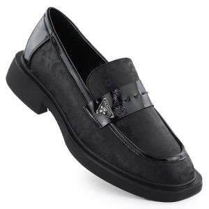 Półbuty damskie lordsy czarne Potocki SZ12650. Czarne półbuty bez wzorów, ze skóry, bez obcasa, bez zapięcia. W wyprzedaży za 228,69 zł.
