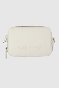 VALENTINO Ecru torebka dwukomorowa z regulowanym paskiem holiday re camera bag. Białe torebki klasyczne Valentino by Mario Valentino, bez wzorów, z tłoczeniem, bez dodatków. W wyprzedaży za 369,99 zł.