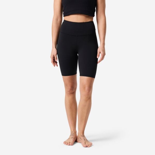 Legginsy do jogi i pilatesu damskie Domyos. Czarne legginsy DOMYOS, bez wzorów, z materiału, z podwyższonym stanem, krótkie. Za 69,99 zł.