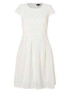 More & More Sukienka w kolorze kremowym rozmiar: 36. Brązowe sukienki More & More, bez wzorów, z koronki, bez kołnierzyka, bez ramiączek, mini. Za 152,99 zł.