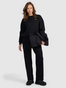 4F Spodnie dresowe z szerokimi nogawkami damskie - czarne XL. Czarne spodnie dresowe 4f, xl, bez wzorów, z dresówki. Za 169,99 zł.