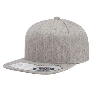 110 Czapka Z Daszkiem Typu Snapback. Szare czapki FLEXFIT, bez wzorów, z elastanu. Za 101,99 zł.